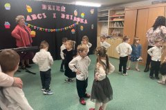 Przedszkolaki z grupy II prezentują taniec w parach