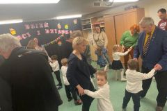 Przedszkolaki z grupy II zaprosili swoich Dziadków do  tańca