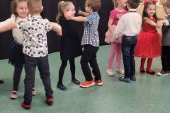 Przedszkolaki z grupy IV tańczą w parach